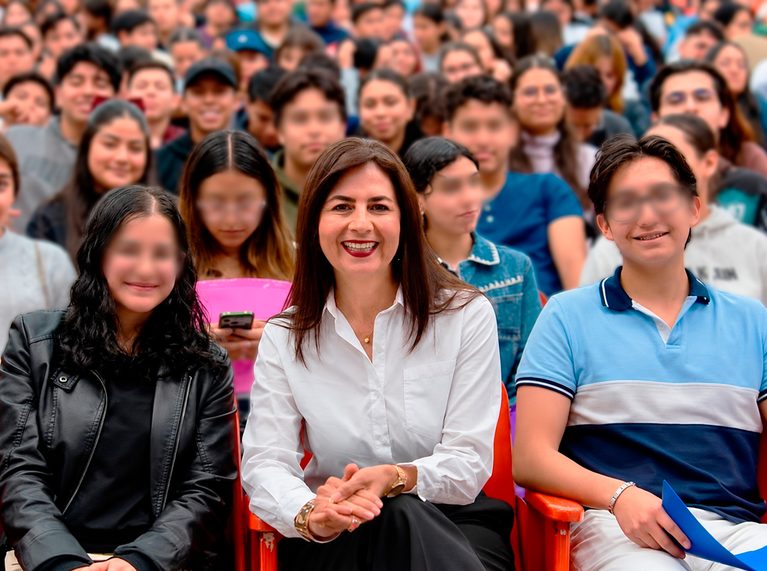 Gaby Molina celebra ampliación de Beca Gertrudis Bocanegra