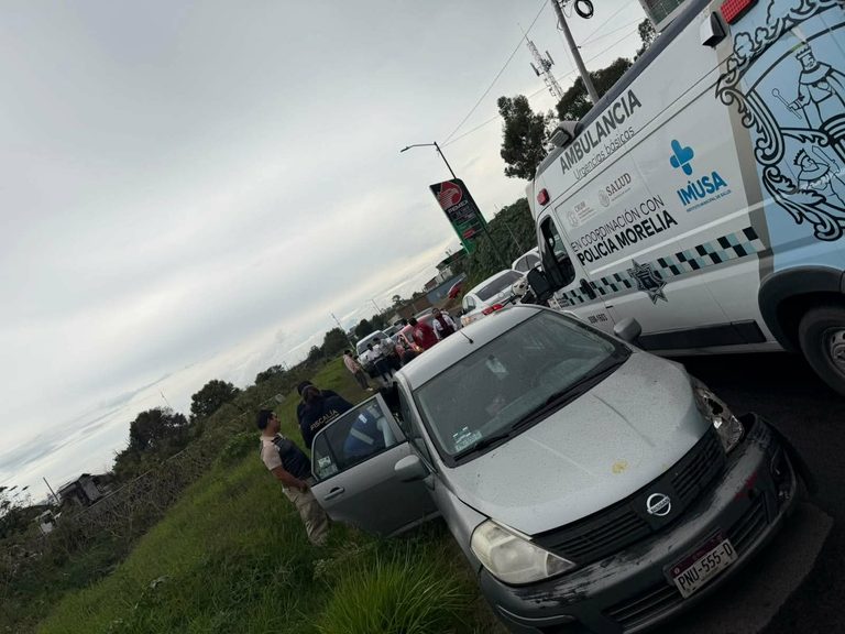 Choque entre dos autos deja una menor herida, en Morelia
