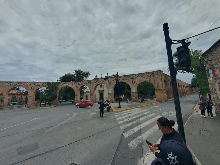 Normalistas de la BCENUF bloquean avenida Madero Oriente, a la altura de Las Tarascas