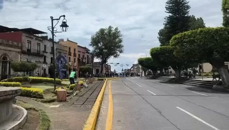 Ahora estudiantes de la ENEF bloquean avenida Madero a la altura de Las Tarascas