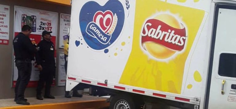 Sujetos con el rostro cubierto saquean camión repartidor de Sabritas en la región de Coeneo