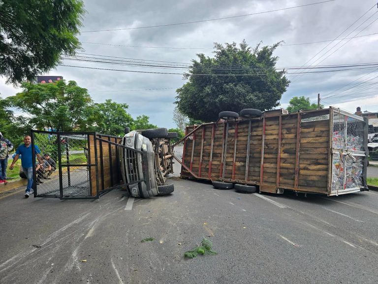 Vuelca camioneta con remolque sobre el Libramiento Norponiente de Morelia