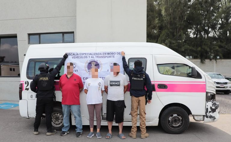 Recupera Fiscalía de Michoacán, combi del servicio público robada con violencia y detiene a tres personas