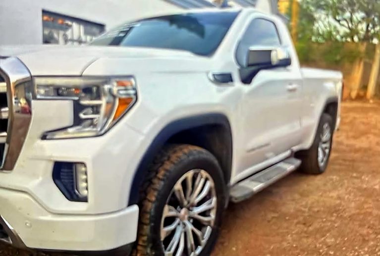A punta de pistola roban camioneta en la plaza 500, al oriente de Uruapan