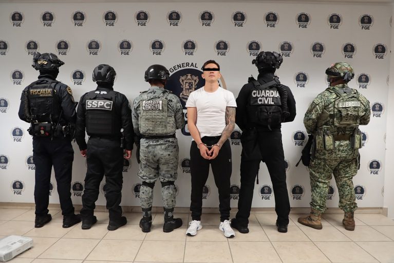 FGE con autoridades estatales y federales detiene en Jalisco a “El Brilloso”, investigado por su probable participación en el homicidio de Carlos Manzo