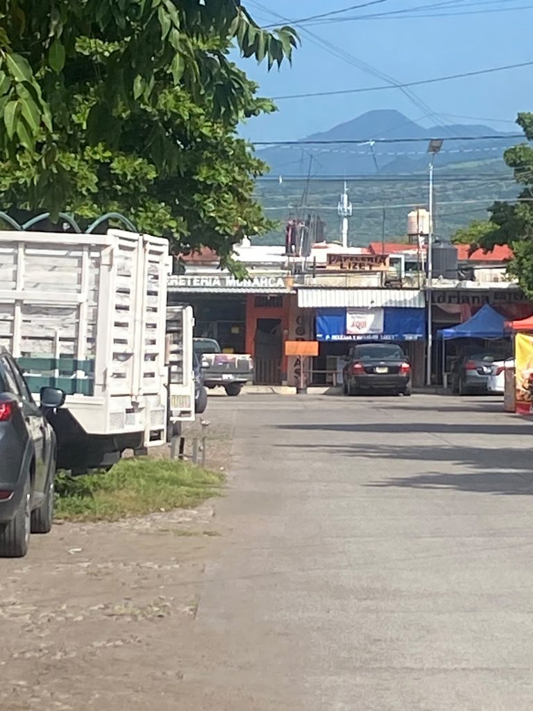 Intentan robarle su camioneta y lo balean en Apatzingán
