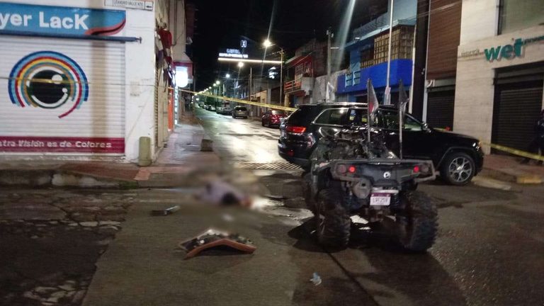 Muere conductor de cuatrimoto tras choque contra camioneta en Zitácuaro; hay 3 heridos