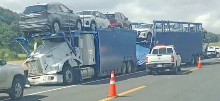 Se registra choque entre vehículo nodriza y camioneta en la Pátzcuaro-Cuitzeo