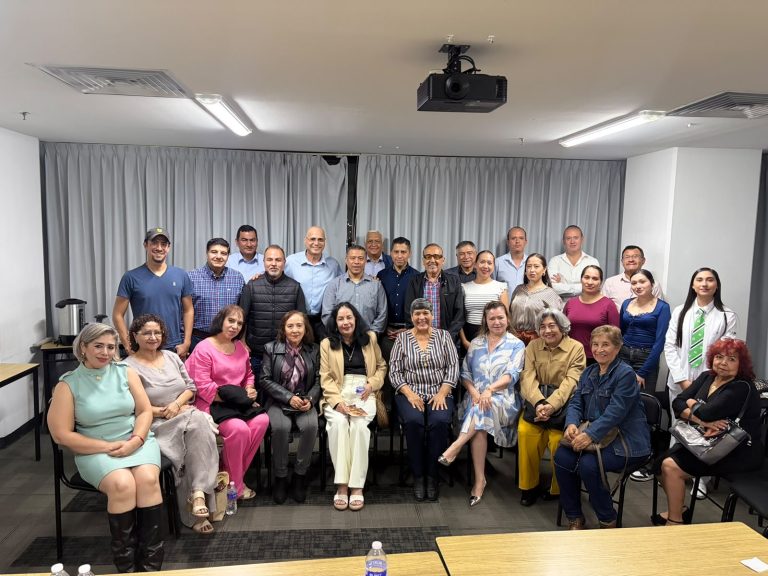 Román Acosta sostiene encuentro con jubilados del Seguro Social 
