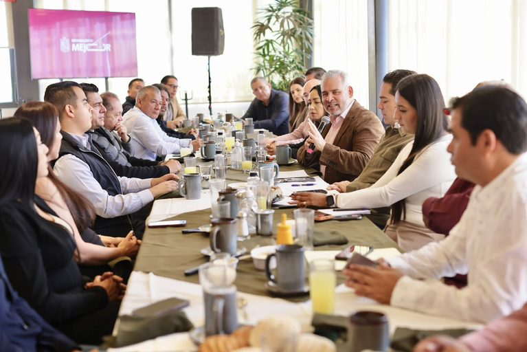 Reconocen constructores de Uruapan avances en infraestructura por Bedolla
