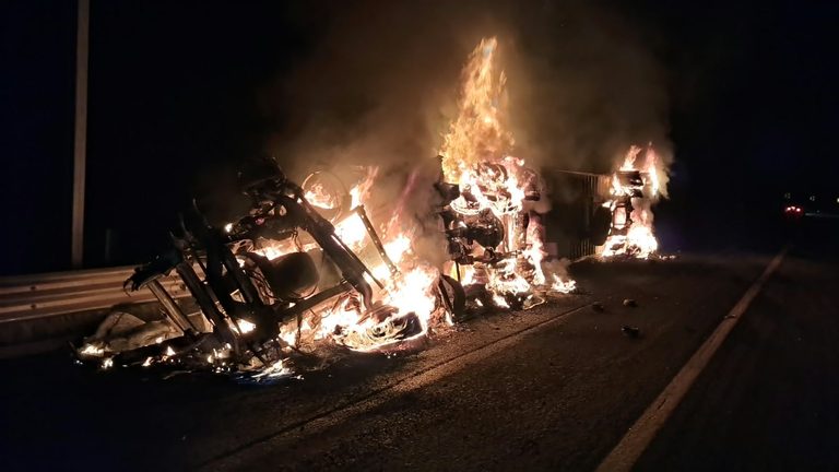 Tractocamión arde en llamas tras volcar en la Pátzcuaro-Cuitzeo cerca del entronque con la México-Guadalajara