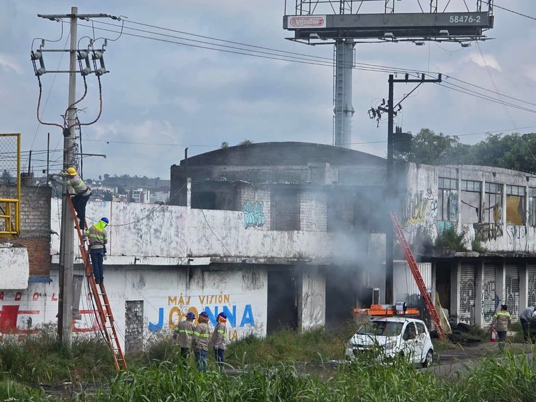 Incendio de llantas daña cableado y transformador de la CFE, al norte de Morelia