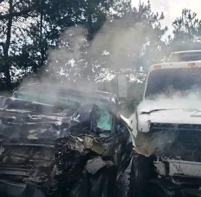 Hombre muere al chocar camioneta con grúa que transportaba vehículos decomisados, en carretera Uruapan-Los Reyes