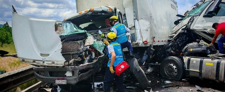Choque frontal entre dos tractocamiones deja lesionados en la Pátzcuaro-Cuitzeo