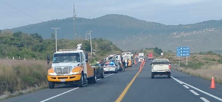 Vuelca tractocamión en la Pátzcuaro-Cuitzeo