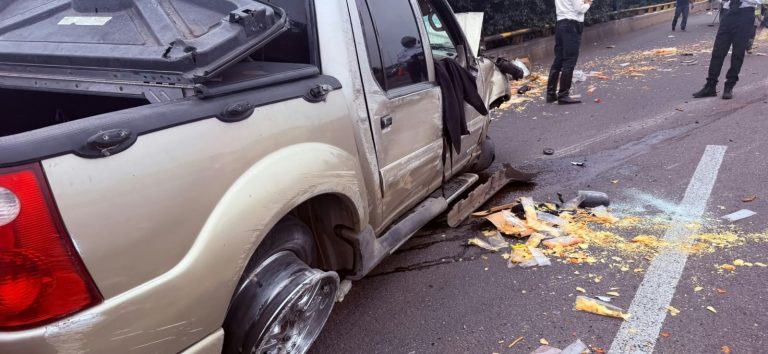 Se registra volcadura de camioneta en el Libramiento Norponiente de Morelia