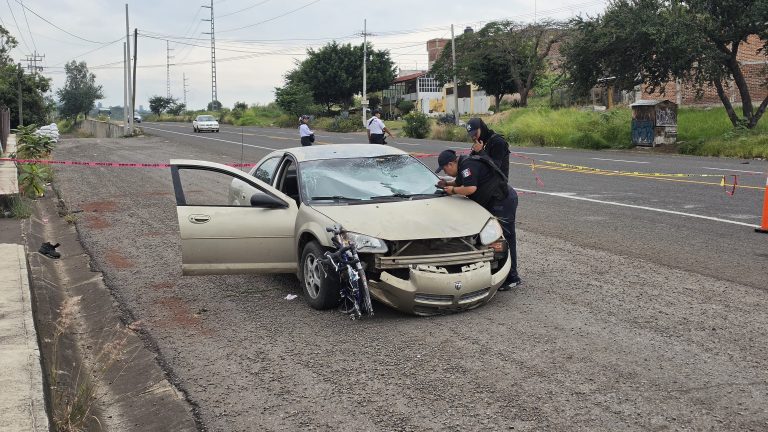 Automóvil embiste a ciclistas en la Jacona – Los Reyes; hay una mujer fallecida