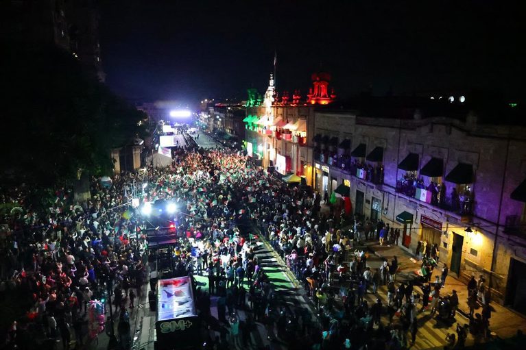 Entre familias y fervor patrio, Bedolla da el Grito de Independencia en el Centro Histórico