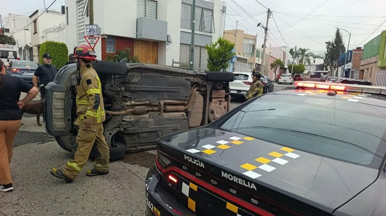 Auto vuelca tras choque contra otra unidad en la colonia Chapultepec Norte de Morelia