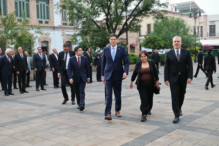 Asiste Alfonso Martínez a ceremonia en memoria de víctimas del atentado de 2008
