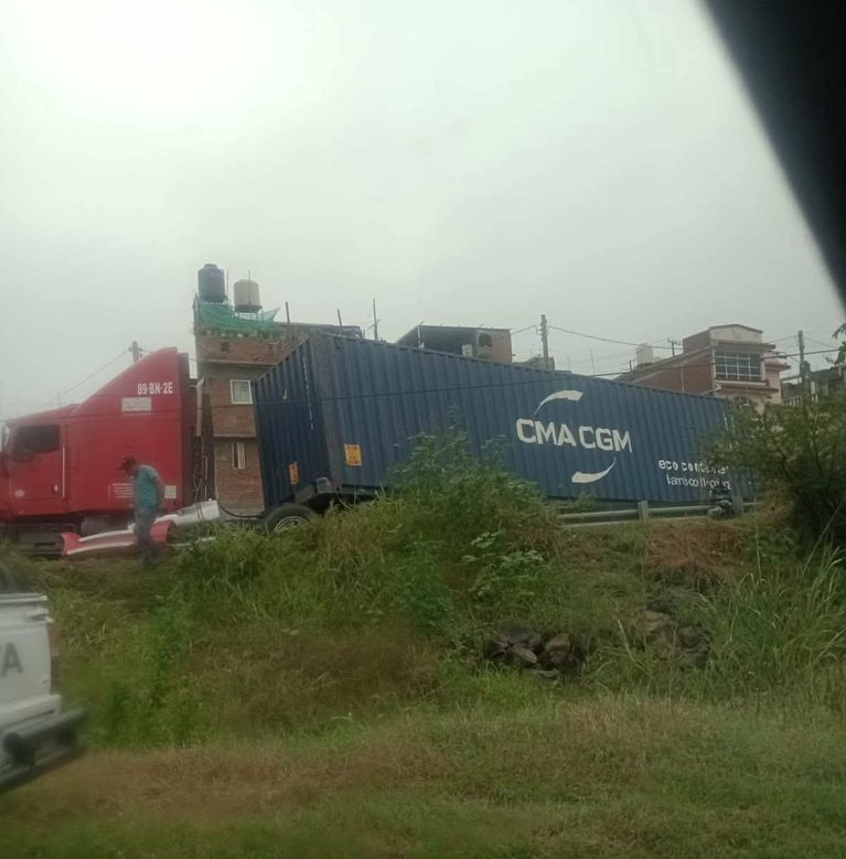Tráiler queda atravesado en la Morelia-Maravatío; no hubo lesionados