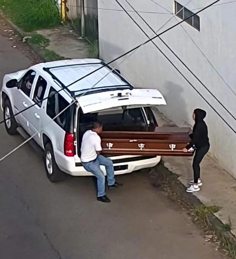 Localizan cadáver dentro de féretro que fue abandonado junto al aeropuerto de Uruapan