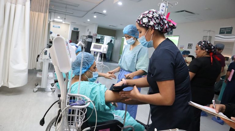 Devuelve IMSS Michoacán vista a 117 personas adultas mayores con jornadas de cirugía de cataratas