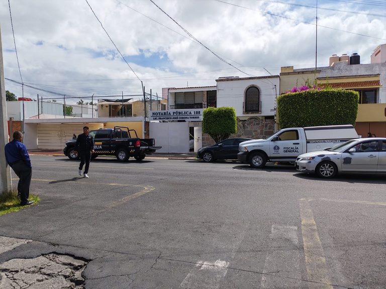 Presunto ladrón muere desangrado tras lesionarse con un cristal en una notaría de Morelia