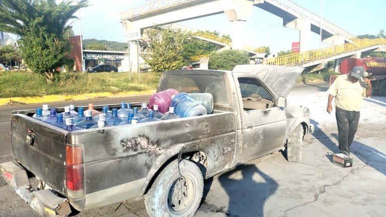 Falla mecánica provoca conato de incendio en camioneta repartidora de agua en Apatzingán