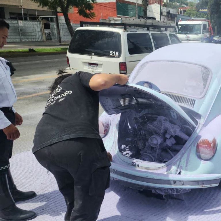Motopatrulleros de Morelia evitan que un vochito se incendie en Camelinas