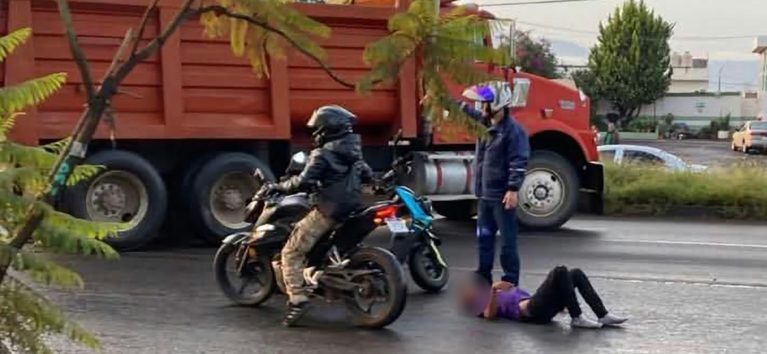 Transeúnte queda malherido tras ser atropellado por camión de volteo en Morelia