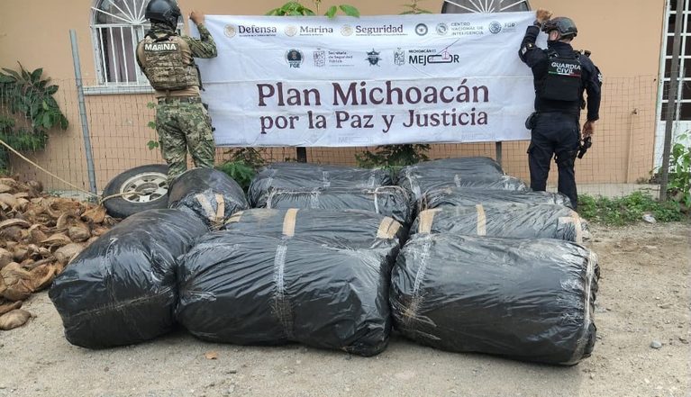 SSP y Marina aseguran camioneta con casi media tonelada de marihuana en Lázaro Cárdenas